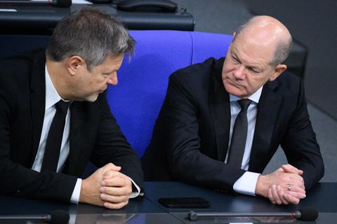 Kanzler Scholz (r.) und Wirtschaftsminister Habeck (l, Bündnis 90/Die Grünen) unterhalten sich zu Beginn der Plenarsitzung im Deutschen Bundestag