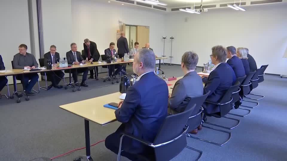 Video: Bahn und Lokführergewerkschaft GDL sprechen - Zeichen auf Streik Video: Bahn und Lokführergewerkschaft GDL sprechen - Zeichen auf Streik