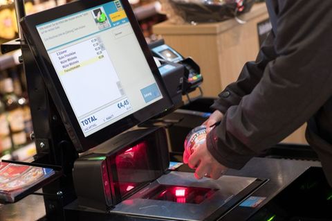 Immer mehr Kunden in Deutschland scannen ihre Produkte im Einzelhandel an der Ladenkasse selbst