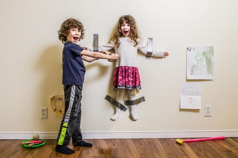 Ein Junge hat seine Schwester mit Gaffa-Tape an die Wand geklebt