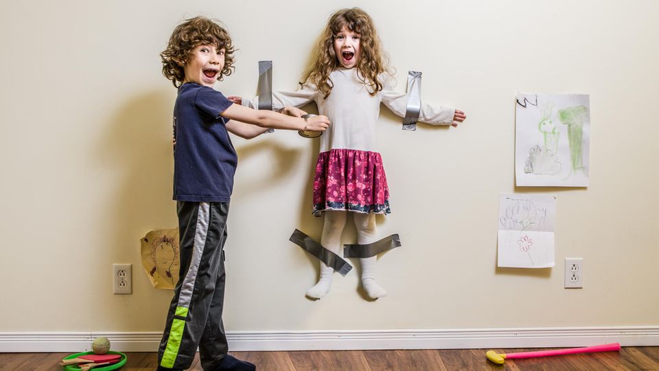 Ein Junge hat seine Schwester mit Gaffa-Tape an die Wand geklebt
