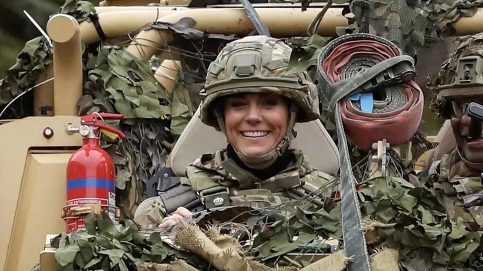 Video zeigt Prinzessin Kate von Wales in Kampfausrüstung in einem Panzer Video zeigt Prinzessin Kate von Wales in Kampfausrüstung in einem Panzer