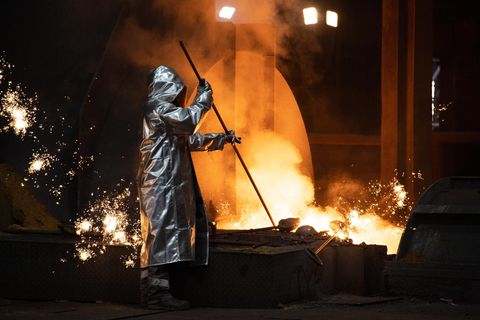 Strompakt: Ein Arbeiter an einem Hochofen