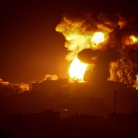 Ein Feuerball steigt über dem nächtlichen Gazastreifen auf