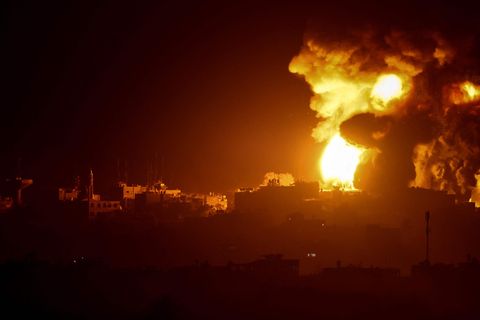 Ein Feuerball steigt über dem nächtlichen Gazastreifen auf