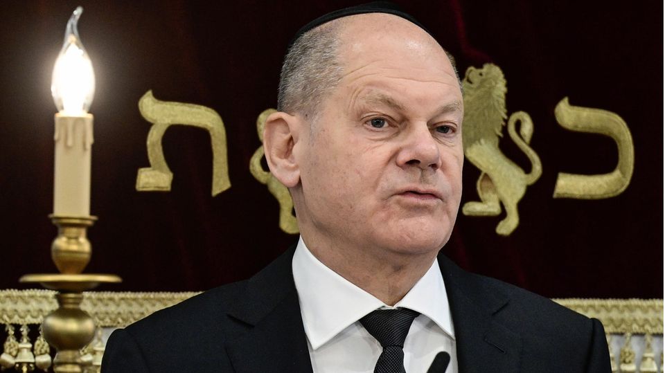 Bundeskanzler Olaf Scholz Gedenkveranstaltung zum 85. Jahrestag Reichspogromnacht Berlin Bundeskanzler Olaf Scholz spricht bei der Gedenkveranstaltung zum 85. Jahrestag der Reichspogromnacht in Berlin