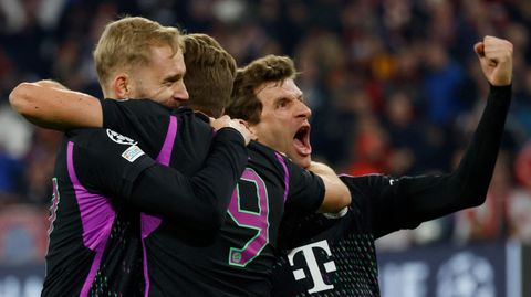 FC Bayern: Thomas Müller reckt im Spiel gegen Galatasaray Istanbul triumphierend die Faust