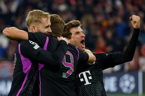 FC Bayern: Thomas Müller reckt im Spiel gegen Galatasaray Istanbul triumphierend die Faust