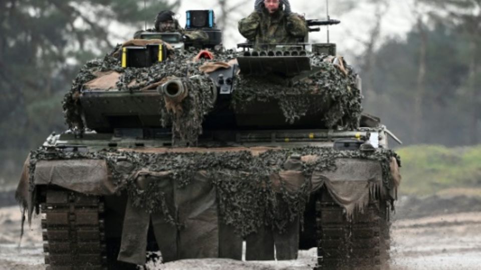 Verteidigungsminister Pistorius auf Leopard-2-Panzer