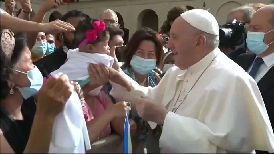 Video: Papst: Transgender Personen dürfen sich taufen lassen Video: Papst: Transgender Personen dürfen sich taufen lassen