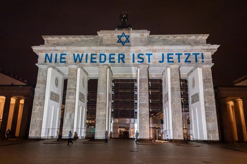 Brandenburger Tor erstrahlt in Israels Farben am 85. Jahrestag der Novemberpogrome