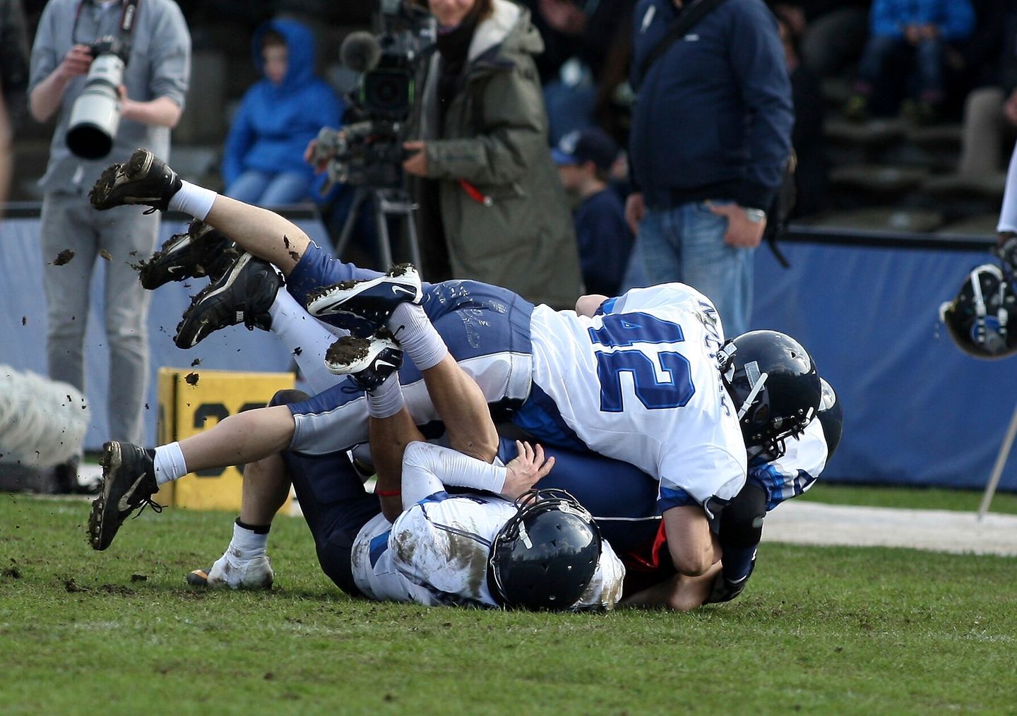 Footballspieler der Hamburg Blue Devils beim tacklen