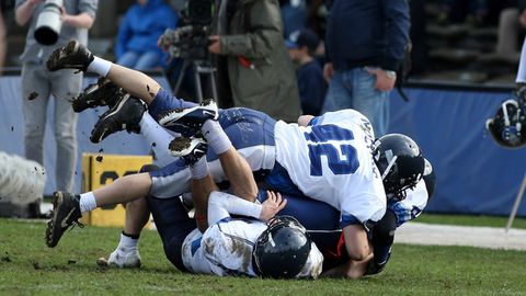 Footballspieler der Hamburg Blue Devils beim tacklen
