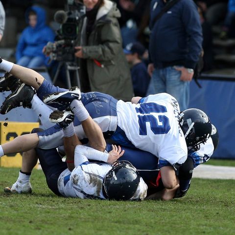 Footballspieler der Hamburg Blue Devils beim tacklen