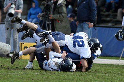 Footballspieler der Hamburg Blue Devils beim tacklen