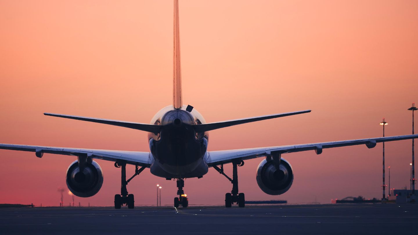 Fliegen von und nach Dänemark könnte bald teurer werden. Die dänische Regierung plant einen Passagierzuschlag in Höhe von 100 Kronen (13,40 Euro), der ab 2025 schrittweise eingeführt werden soll, wie der dänische Steuerminister Jeppe Bruus bekannt gegeben hat. Demnach soll der Zuschlag pro Flugreise zunächst 70 Kronen (9,40 Euro) betragen. Die volle Höhe der Abgabe soll schließlich in 2030 erreicht werden. Außerdem sei geplant, dass sich der Gesamtbetrag der Passagiersteuer auch nach der Strecke des Fluges richten wird. Das heißt, wer weiter fliegt, zahlt mehr. So könnten für Langstreckenflüge nach Asien oder Australien dann mehr als 50 Euro anfallen. Auch in Deutschland gibt es entsprechende Aufschläge, die aber meist durch die Fluggesellschaften beglichen werden und deshalb bereits im Ticketpreis enthalten sind. 