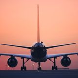 Fliegen von und nach Dänemark könnte bald teurer werden. Die dänische Regierung plant einen Passagierzuschlag in Höhe von 100 Kronen (13,40 Euro), der ab 2025 schrittweise eingeführt werden soll, wie der dänische Steuerminister Jeppe Bruus bekannt gegeben hat. Demnach soll der Zuschlag pro Flugreise zunächst 70 Kronen (9,40 Euro) betragen. Die volle Höhe der Abgabe soll schließlich in 2030 erreicht werden. Außerdem sei geplant, dass sich der Gesamtbetrag der Passagiersteuer auch nach der Strecke des Fluges richten wird. Das heißt, wer weiter fliegt, zahlt mehr. So könnten für Langstreckenflüge nach Asien oder Australien dann mehr als 50 Euro anfallen. Auch in Deutschland gibt es entsprechende Aufschläge, die aber meist durch die Fluggesellschaften beglichen werden und deshalb bereits im Ticketpreis enthalten sind. 