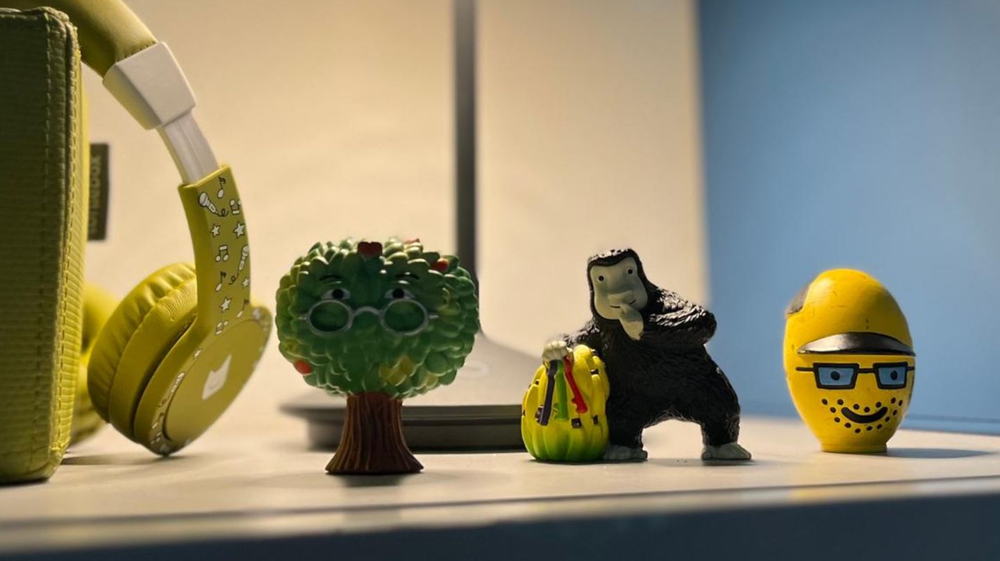 Musik Tonies: Drei Hörfiguren für Kinder stehen auf einem Sideboard
