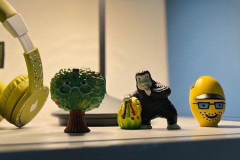 Musik Tonies: Drei Hörfiguren für Kinder stehen auf einem Sideboard