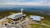 Das sächsische Oberwiesenthal im Erzgebirge ist in diesem Jahr der beliebteste Geheimtipp für alle Winterurlauber. Laut der Analyse von HometoGo sind die Suchanfragen für die kalte Jahreszeit im Vergleich zum Vorjahr um 157,24 Prozent angestiegen. Damit landet der beliebte Urlaubsort nahe der tschechischen Grenze auf Platz eins des Rankings. Die Besucher können von dort aus zum Beispiel mit der Seilbahn auf den nahegelegenen Fichtelberg fahren, die Gegend auf einem der vielen Rundwanderwege erkunden oder einfach die winterliche die Ruhe in dem kleinen Ort genießen. 