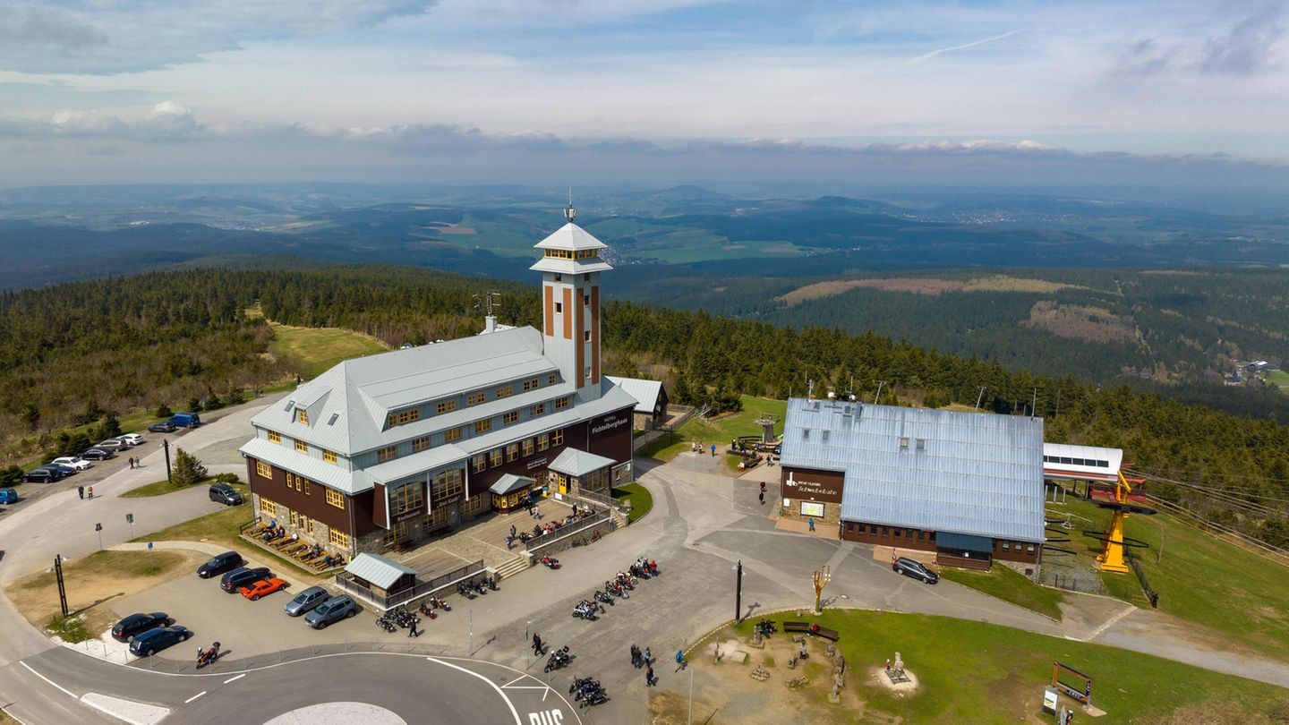 Das sächsische Oberwiesenthal im Erzgebirge ist in diesem Jahr der beliebteste Geheimtipp für alle Winterurlauber. Laut der Analyse von HometoGo sind die Suchanfragen für die kalte Jahreszeit im Vergleich zum Vorjahr um 157,24 Prozent angestiegen. Damit landet der beliebte Urlaubsort nahe der tschechischen Grenze auf Platz eins des Rankings. Die Besucher können von dort aus zum Beispiel mit der Seilbahn auf den nahegelegenen Fichtelberg fahren, die Gegend auf einem der vielen Rundwanderwege erkunden oder einfach die winterliche die Ruhe in dem kleinen Ort genießen. 