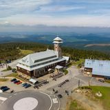 Das sächsische Oberwiesenthal im Erzgebirge ist in diesem Jahr der beliebteste Geheimtipp für alle Winterurlauber. Laut der Analyse von HometoGo sind die Suchanfragen für die kalte Jahreszeit im Vergleich zum Vorjahr um 157,24 Prozent angestiegen. Damit landet der beliebte Urlaubsort nahe der tschechischen Grenze auf Platz eins des Rankings. Die Besucher können von dort aus zum Beispiel mit der Seilbahn auf den nahegelegenen Fichtelberg fahren, die Gegend auf einem der vielen Rundwanderwege erkunden oder einfach die winterliche die Ruhe in dem kleinen Ort genießen. 