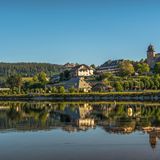 Eine winterliche Auszeit im Schwarzwald, davon träumen offenbar in diesem Jahr einige Menschen. Die Nachfrage für einen Urlaub in Schluchsee ist jedenfalls um 150,36 Prozent angestiegen. Und das ist kein Wunder, denn der Kurort am gleichnamigen See im Süden des Schwarzwaldes ist bekannt für die erholsame Mischung aus attraktiven Freizeitangeboten und Ruhe. 
