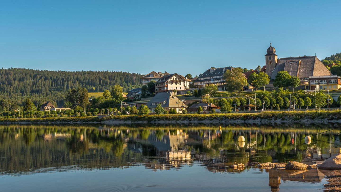 Platz 2: Schluchsee, Baden-Württemberg Eine winterliche Auszeit im Schwarzwald, davon träumen offenbar in diesem Jahr einige Menschen. Die Nachfrage für einen Urlaub in Schluchsee ist jedenfalls um 150,36 Prozent angestiegen. Und das ist kein Wunder, denn der Kurort am gleichnamigen See im Süden des Schwarzwaldes ist bekannt für die erholsame Mischung aus attraktiven Freizeitangeboten und Ruhe.