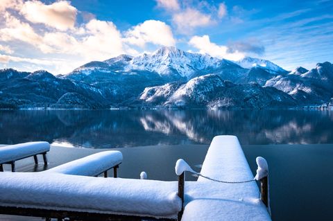 Vom Ufer des Kochelsees aus kann man einen idyllischen Blick auf die Alpen genießen. Das ist aber nicht der einzige Grund, weshalb die Nachfrage nach einem Urlaub in Kochel am See im Vergleich zum Vorjahr um 137,47 Prozent angestiegen ist. In dem staatlich anerkannten Luftkurort wird Erholung groß geschrieben, genauso wie Kulinarik. 