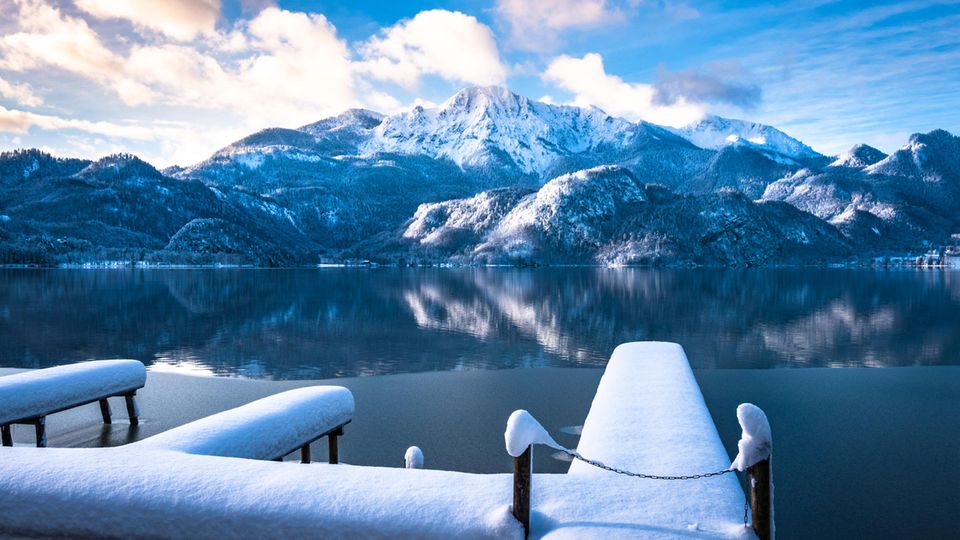 Vom Ufer des Kochelsees aus kann man einen idyllischen Blick auf die Alpen genießen. Das ist aber nicht der einzige Grund, weshalb die Nachfrage nach einem Urlaub in Kochel am See im Vergleich zum Vorjahr um 137,47 Prozent angestiegen ist. In dem staatlich anerkannten Luftkurort wird Erholung groß geschrieben, genauso wie Kulinarik. 