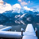 Vom Ufer des Kochelsees aus kann man einen idyllischen Blick auf die Alpen genießen. Das ist aber nicht der einzige Grund, weshalb die Nachfrage nach einem Urlaub in Kochel am See im Vergleich zum Vorjahr um 137,47 Prozent angestiegen ist. In dem staatlich anerkannten Luftkurort wird Erholung groß geschrieben, genauso wie Kulinarik. 