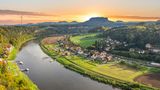 Die Sächsische Schweiz ist das ganze Jahr über eines der beliebtesten Reiseziele in Deutschland, wenn es um einen Wanderurlaub geht. Die passionierten Naturfans tummeln sich dann üblicherweise auf dem Malerweg und nächtigen in der Umgebung von Rathen. Der kleine Ort in Sachsen erlebt jetzt seinen Winterhype, wie es scheint: Die Nachfrage steigt um 124,55 Prozent im Vergleich zum Vorjahr. 