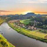 Die Sächsische Schweiz ist das ganze Jahr über eines der beliebtesten Reiseziele in Deutschland, wenn es um einen Wanderurlaub geht. Die passionierten Naturfans tummeln sich dann üblicherweise auf dem Malerweg und nächtigen in der Umgebung von Rathen. Der kleine Ort in Sachsen erlebt jetzt seinen Winterhype, wie es scheint: Die Nachfrage steigt um 124,55 Prozent im Vergleich zum Vorjahr. 