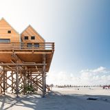 Ein kilometerlanger Sandstrand, eine malerische Promenade mit vielen Restaurants und Bars, in der Nähe einige Naturreservate und Ausflugsziele – Sankt Peter-Ording ist nicht nur im Sommer ein beliebtes Reiseziel, sondern kann auch im Herbst und Winter für Erholung sorgen. Zugegeben, die frische Meeresbrise macht es Frostbeulen etwas schwerer, das Ganze zu genießen – aber die können sich einfach in der Therme mit Meeresblick aufwärmen. Das haben scheinbar auch immer mehr Menschen vor, die Nachfrage stieg in diesem Jahr um 110,99 Prozent. 