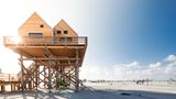 Ein kilometerlanger Sandstrand, eine malerische Promenade mit vielen Restaurants und Bars, in der Nähe einige Naturreservate und Ausflugsziele – Sankt Peter-Ording ist nicht nur im Sommer ein beliebtes Reiseziel, sondern kann auch im Herbst und Winter für Erholung sorgen. Zugegeben, die frische Meeresbrise macht es Frostbeulen etwas schwerer, das Ganze zu genießen – aber die können sich einfach in der Therme mit Meeresblick aufwärmen. Das haben scheinbar auch immer mehr Menschen vor, die Nachfrage stieg in diesem Jahr um 110,99 Prozent. 
