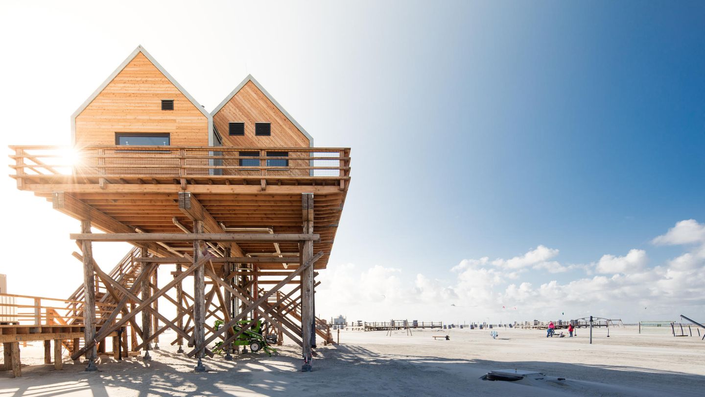 Platz 5: Sankt Peter-Ording, Schleswig-Holstein Ein kilometerlanger Sandstrand, eine malerische Promenade mit vielen Restaurants und Bars, in der Nähe einige Naturreservate und Ausflugsziele – Sankt Peter-Ording ist nicht nur im Sommer ein beliebtes Reiseziel, sondern kann auch im Herbst und Winter für Erholung sorgen. Zugegeben, die frische Meeresbrise macht es Frostbeulen etwas schwerer, das Ganze zu genießen – aber die können sich einfach in der Therme mit Meeresblick aufwärmen. Das haben scheinbar auch immer mehr Menschen vor, die Nachfrage stieg in diesem Jahr um 110,99 Prozent.