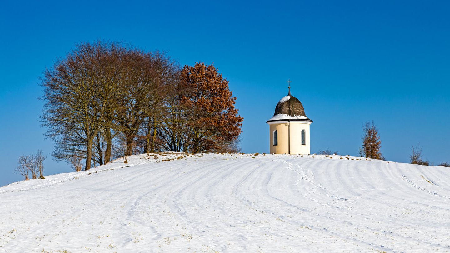 Das kleine Bergdorf Oberjoch im bayerischen Allgäu ist besonders bei Wintersportlern beliebt. Das liegt vor allem an der direkten Nähe zu mehreren Skigebieten, vielen gemütlichen Ferienunterkünften und einer verhältnismäßig großen Auswahl an bayerischen und italienischen Restaurants. Und die Beliebtheit scheint zu steigen: In diesem Jahr verzeichnet HometoGo ein Nachfrageplus von 110,92 Prozent.