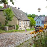Mitten in der Uckermarkischen Seenplatte befindet sich der unscheinbare Ort Lychen. Die etwas mehr als 3500 Einwohner des Ortes bekommen durch die direkte Nähe zu den vielen Ausflugszielen der Seenplatte vor allem in den Sommermonaten zahlreiche Besucher. Aber auch in den Wintermonaten lohnt sich eine Wanderung durch die Uckermark. Die Nachfrage für dieses Jahr jedenfalls steigt um 84,08 Prozent. 
