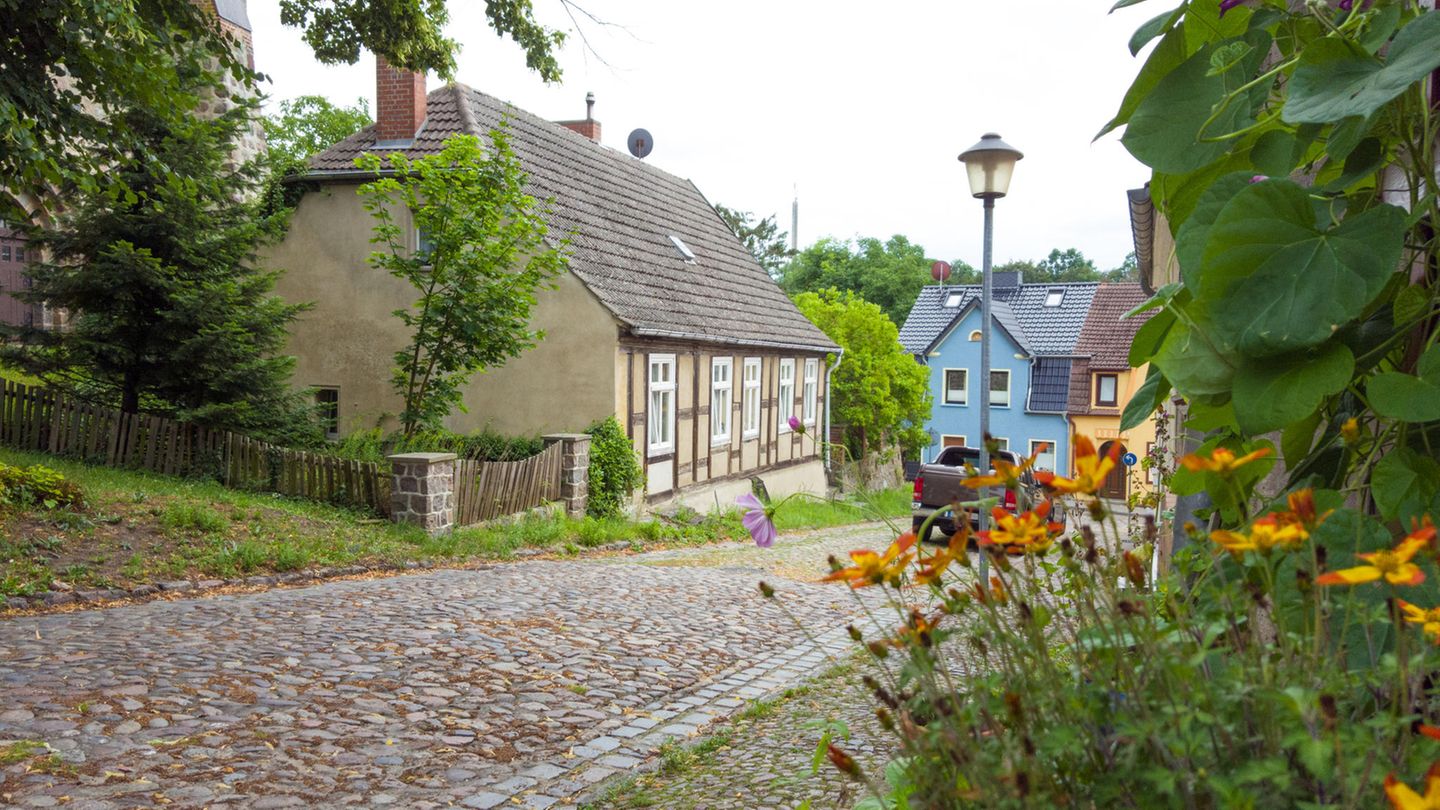 Platz 8: Lychen, Brandenburg Mitten in der Uckermarkischen Seenplatte befindet sich der unscheinbare Ort Lychen. Die etwas mehr als 3500 Einwohner des Ortes bekommen durch die direkte Nähe zu den vielen Ausflugszielen der Seenplatte vor allem in den Sommermonaten zahlreiche Besucher. Aber auch in den Wintermonaten lohnt sich eine Wanderung durch die Uckermark. Die Nachfrage für dieses Jahr jedenfalls steigt um 84,08 Prozent.