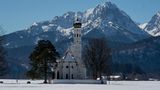Zugegeben, Ruhe sucht man im bayerischen Schwangau vergeblich. Der kleine Ort liegt in unmittelbarer Nähe der beiden Schlösser Neuschwanstein und Hohenschwangau und ist dadurch bei Touristen sehr beliebt als Ausgangspunkt für Sightseeing-Touren. Und trotzdem lohnt ein Besuch vor allem im Winter, wenn die Berglandschaft im Schnee versinkt und die Uhren dort etwas langsamer ticken. Das finden wohl auch die Reisenden, denn die Nachfrage steigt um 79,63 Prozent.