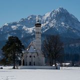 Zugegeben, Ruhe sucht man im bayerischen Schwangau vergeblich. Der kleine Ort liegt in unmittelbarer Nähe der beiden Schlösser Neuschwanstein und Hohenschwangau und ist dadurch bei Touristen sehr beliebt als Ausgangspunkt für Sightseeing-Touren. Und trotzdem lohnt ein Besuch vor allem im Winter, wenn die Berglandschaft im Schnee versinkt und die Uhren dort etwas langsamer ticken. Das finden wohl auch die Reisenden, denn die Nachfrage steigt um 79,63 Prozent.