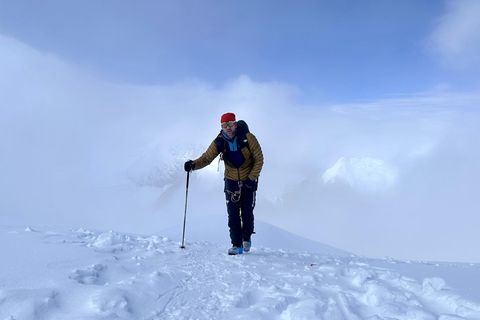 Portrait von Benedikt Böhm in Funktionskleidung beim Bergsteigen