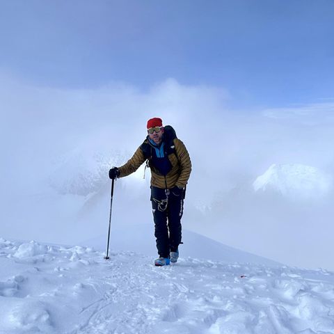 Portrait von Benedikt Böhm in Funktionskleidung beim Bergsteigen