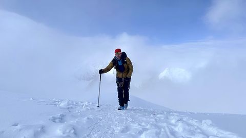 Portrait von Benedikt Böhm in Funktionskleidung beim Bergsteigen