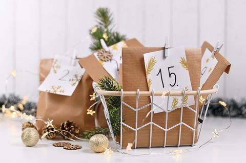 Welchen Adventskalender soll ich verschenken? Ein Adventskalender steht auf einem Tisch
