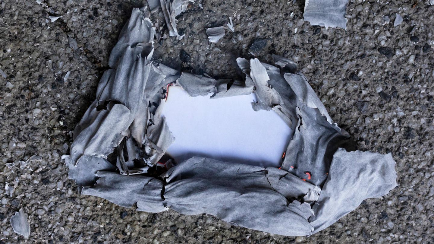 Die Asche eines verbrannten Stücks Papier