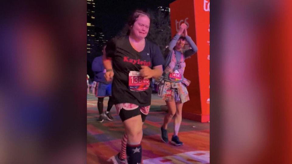 Bewegendes Video: Frau mit Down-Syndrom erfüllt sich Lebenstraum – und läuft New-York-Marathon