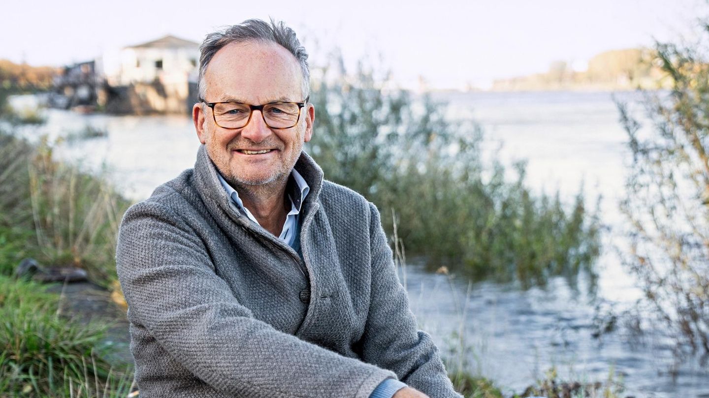 Frank Plasberg Portrait Frank Plasberg sitzt am Rheinufer