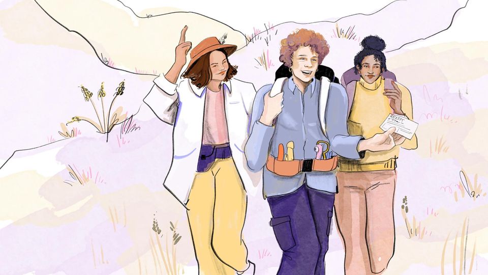 Drei Frauen Wandern durch eine bergige Landschaft, in der Mitte Tina Molin, die Tipps gibt