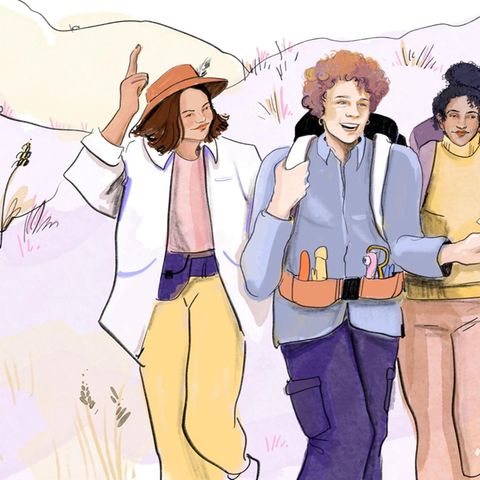 Drei Frauen Wandern durch eine bergige Landschaft, in der Mitte Tina Molin, die Tipps gibt